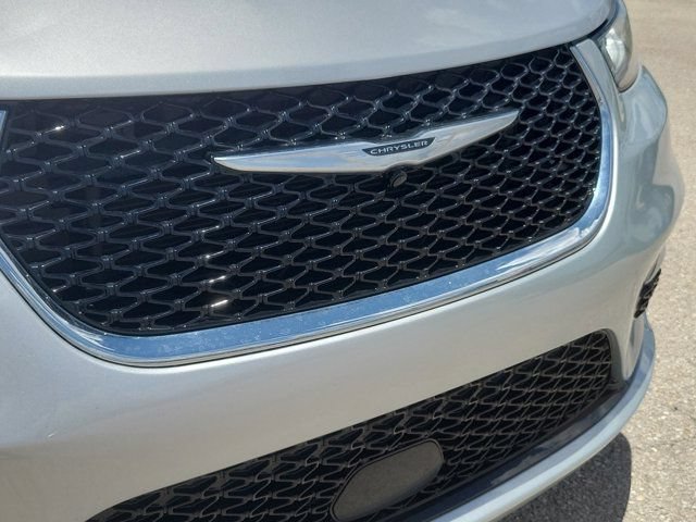 Used 2022 Chrysler Pacifica Touring-L AWD/4WD image 7