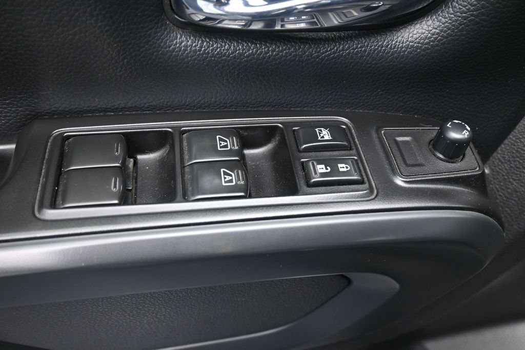 Used 2019 Nissan Titan SV w/ SV Convenience Package RWD image 13