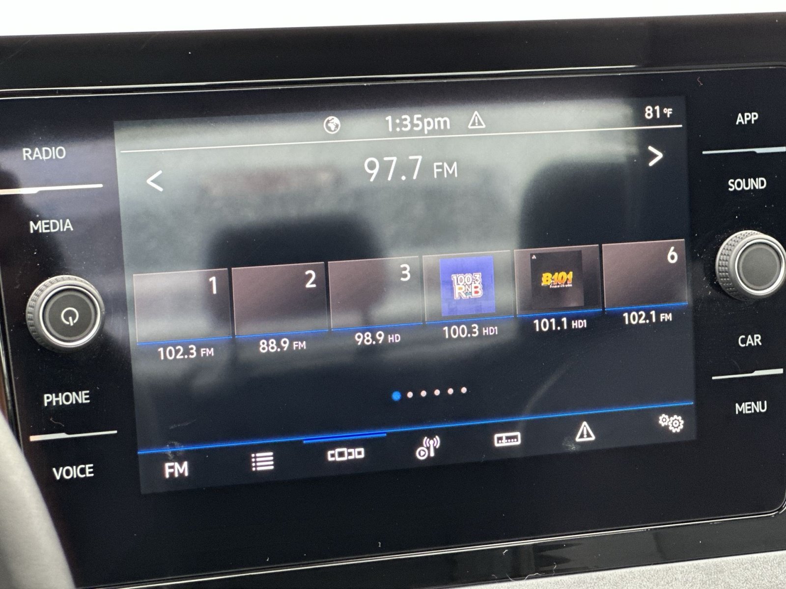 Used 2025 Volkswagen Jetta SE FWD image 26