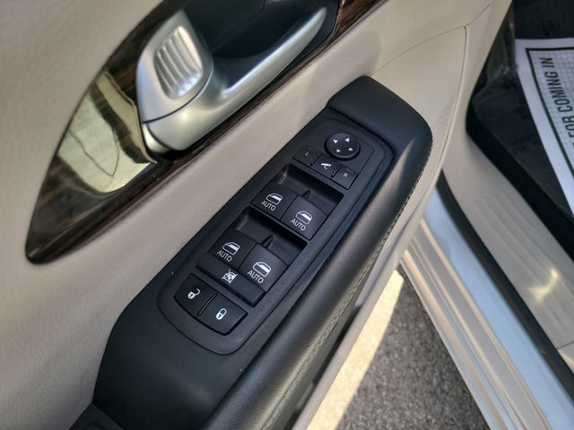 Used 2024 Chrysler Pacifica Limited FWD image 10