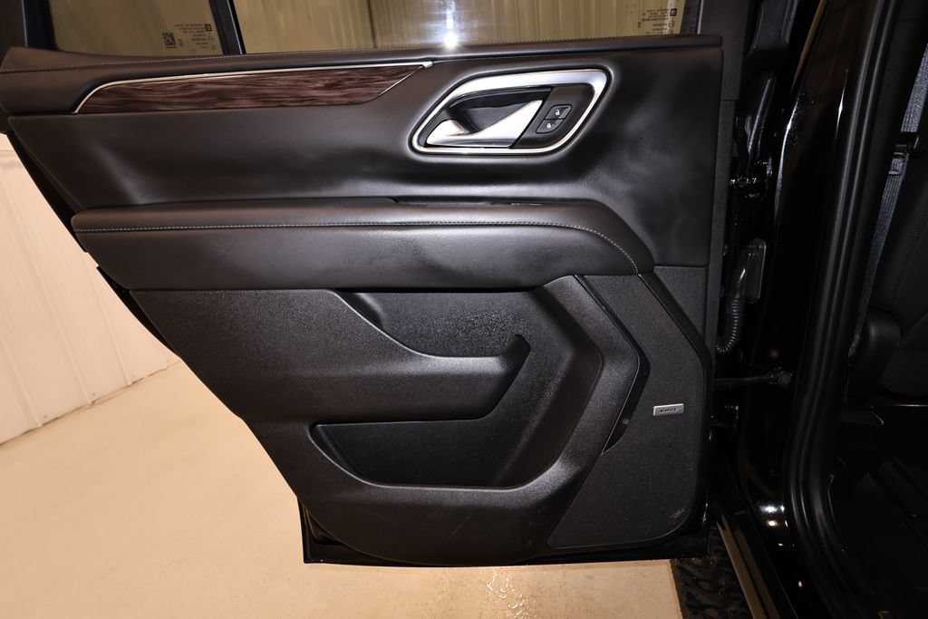 Used 2023 Chevrolet Tahoe Z71 w/ Luxury Package AWD/4WD image 15