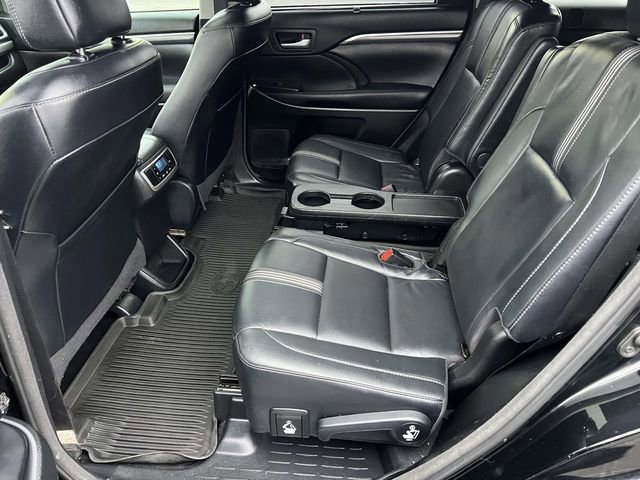 Used 2018 Toyota Highlander SE image 28