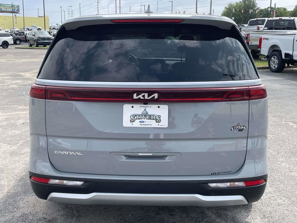 Used 2024 Kia Carnival EX image 4