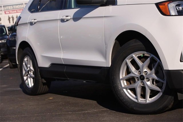 Certified 2024 Ford Edge SEL image 3