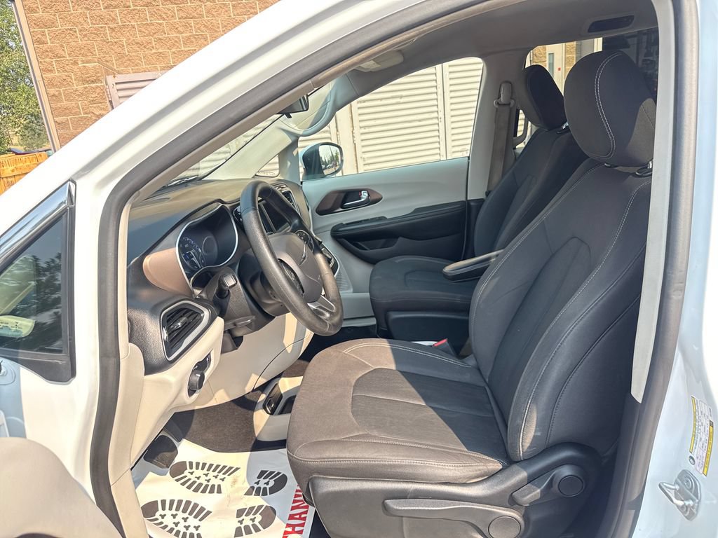 Used 2020 Chrysler Voyager L FWD image 11