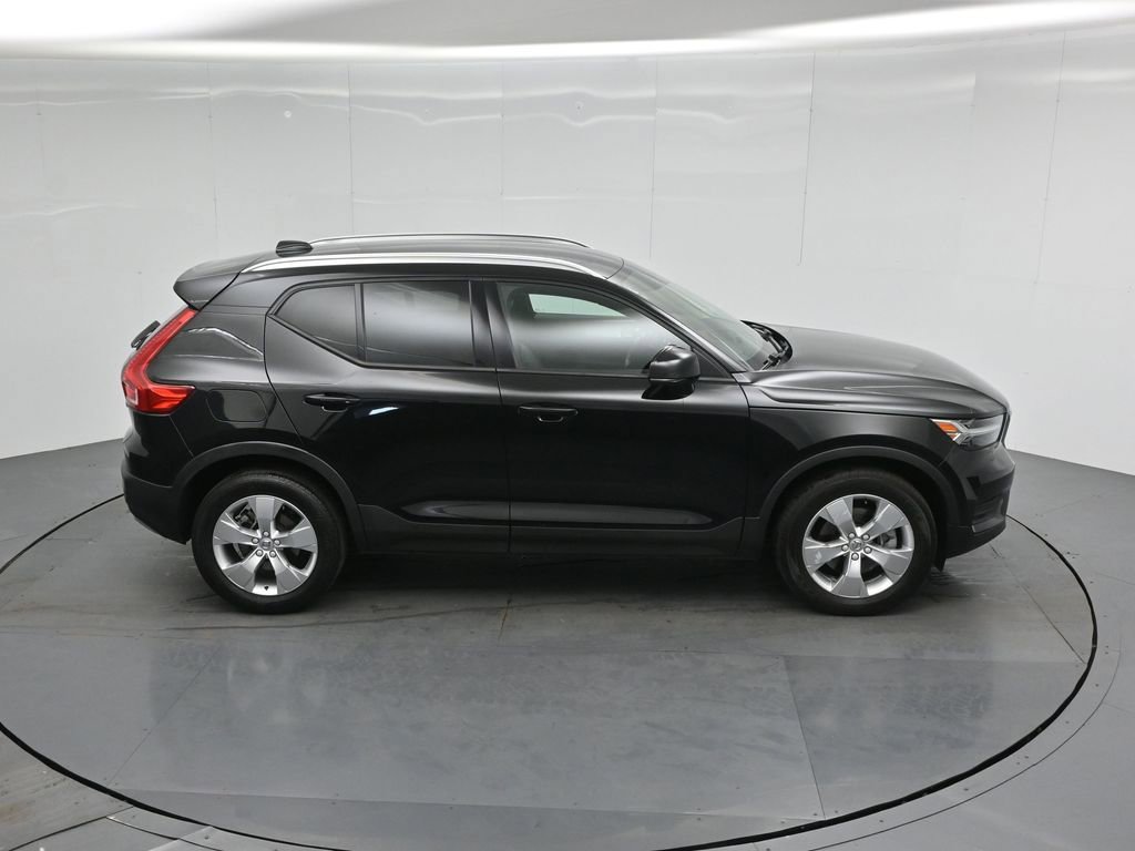 Used 2022 Volvo XC40 T5 Momentum image 37