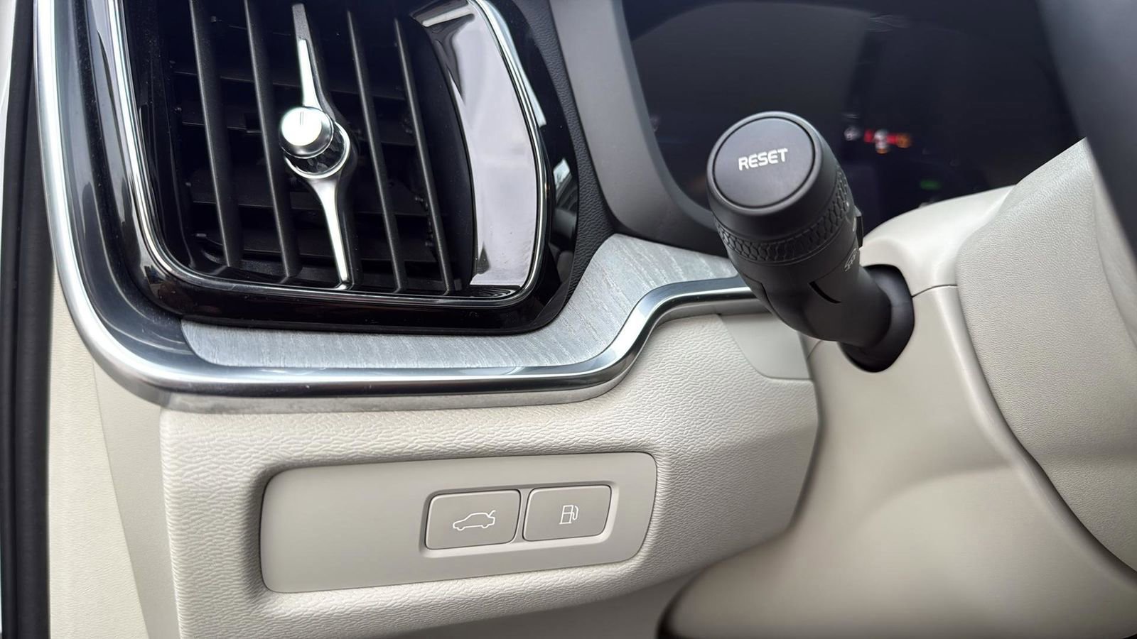 Used 2024 Volvo S60 T8 Plus image 18