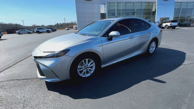 Used 2025 Toyota Camry LE image 2
