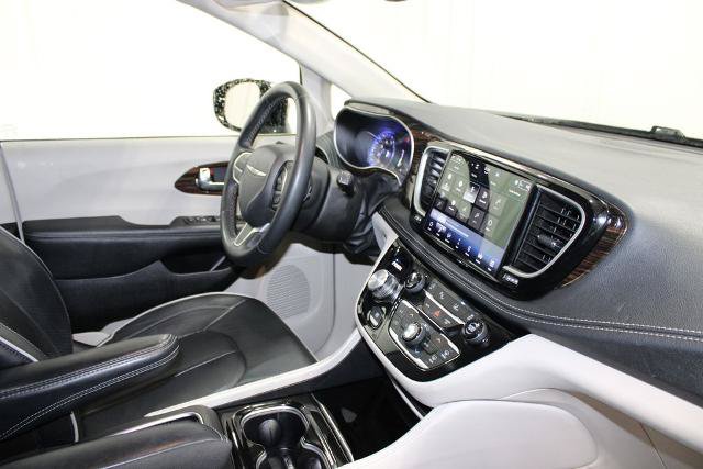Used 2023 Chrysler Pacifica Limited FWD image 33