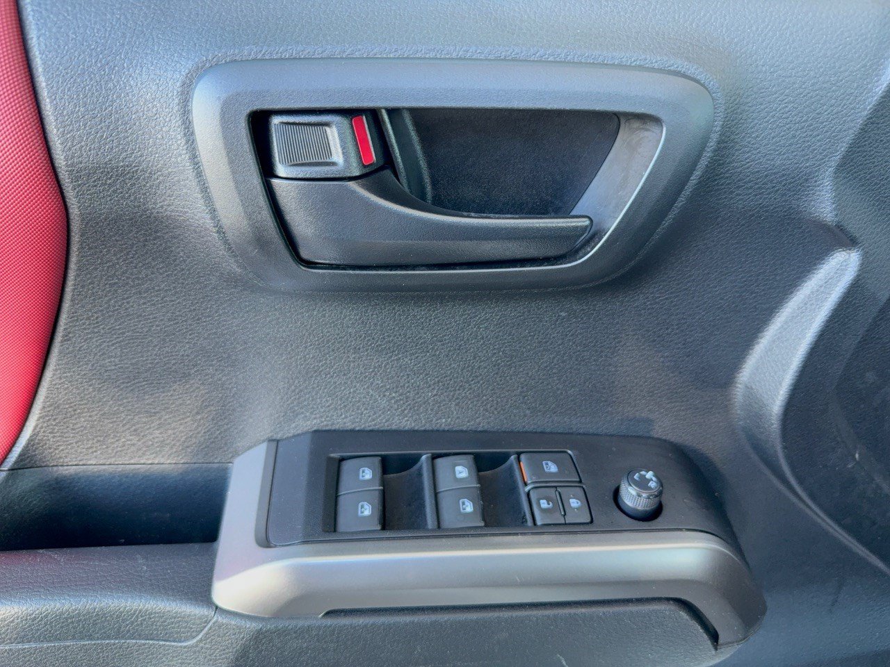 Used 2022 Toyota Tacoma SR5 AWD/4WD image 15