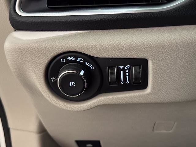 Used 2023 Chrysler Pacifica Limited FWD image 18