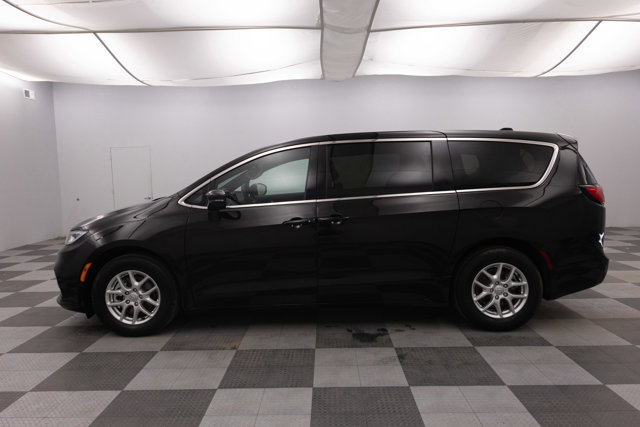 Used 2025 Chrysler Pacifica Select FWD image 7