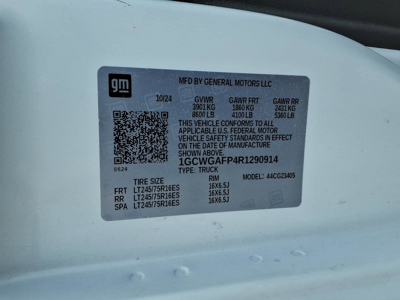Used 2024 Chevrolet Express 2500 w/ Driver Convenience Package RWD image 21