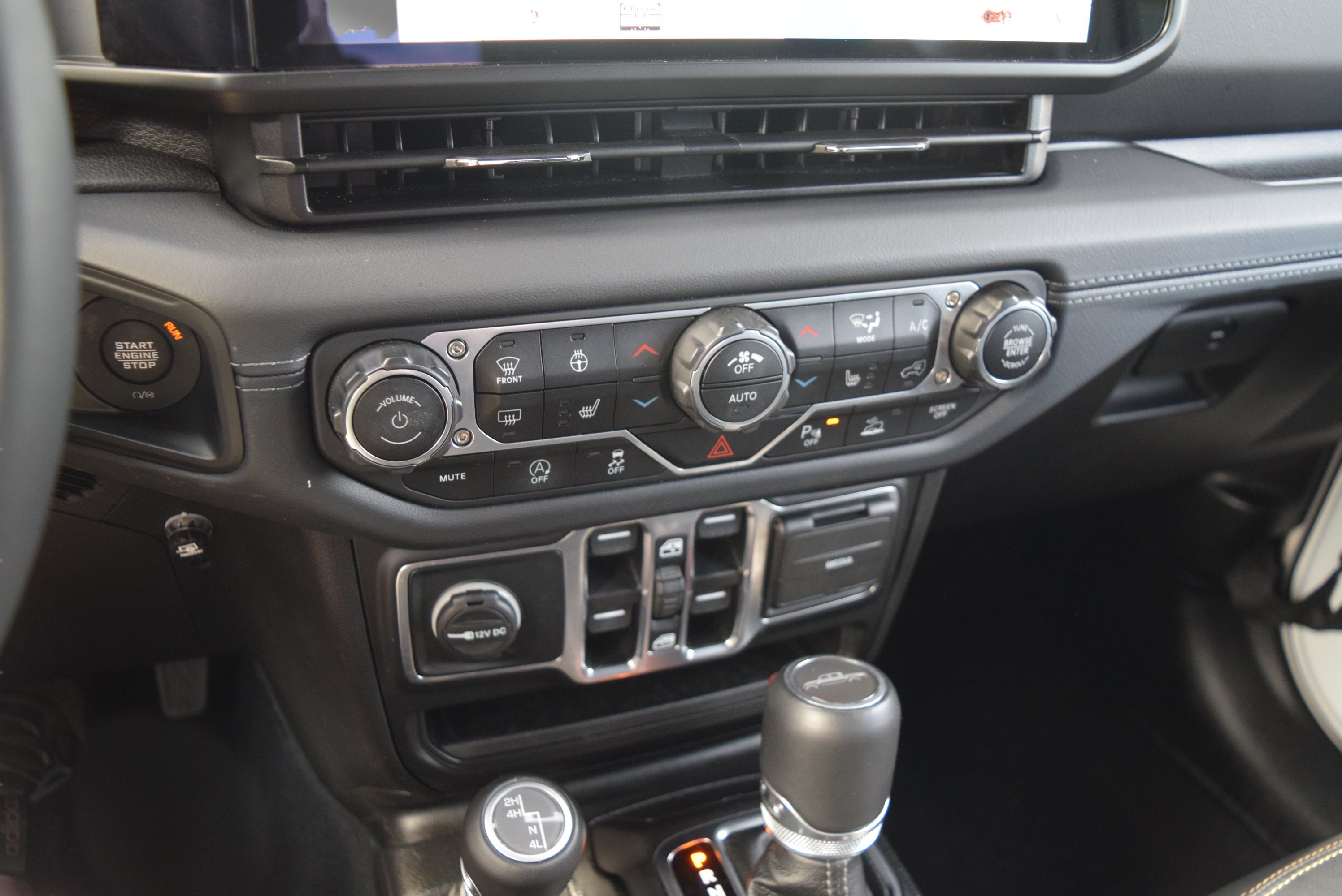 Used 2025 Jeep Gladiator Sport w/ Premium Package AWD/4WD image 15