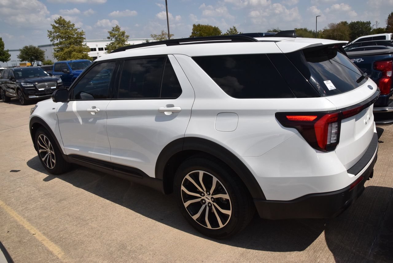 Certified 2025 Ford Explorer ST-Line RWD image 8