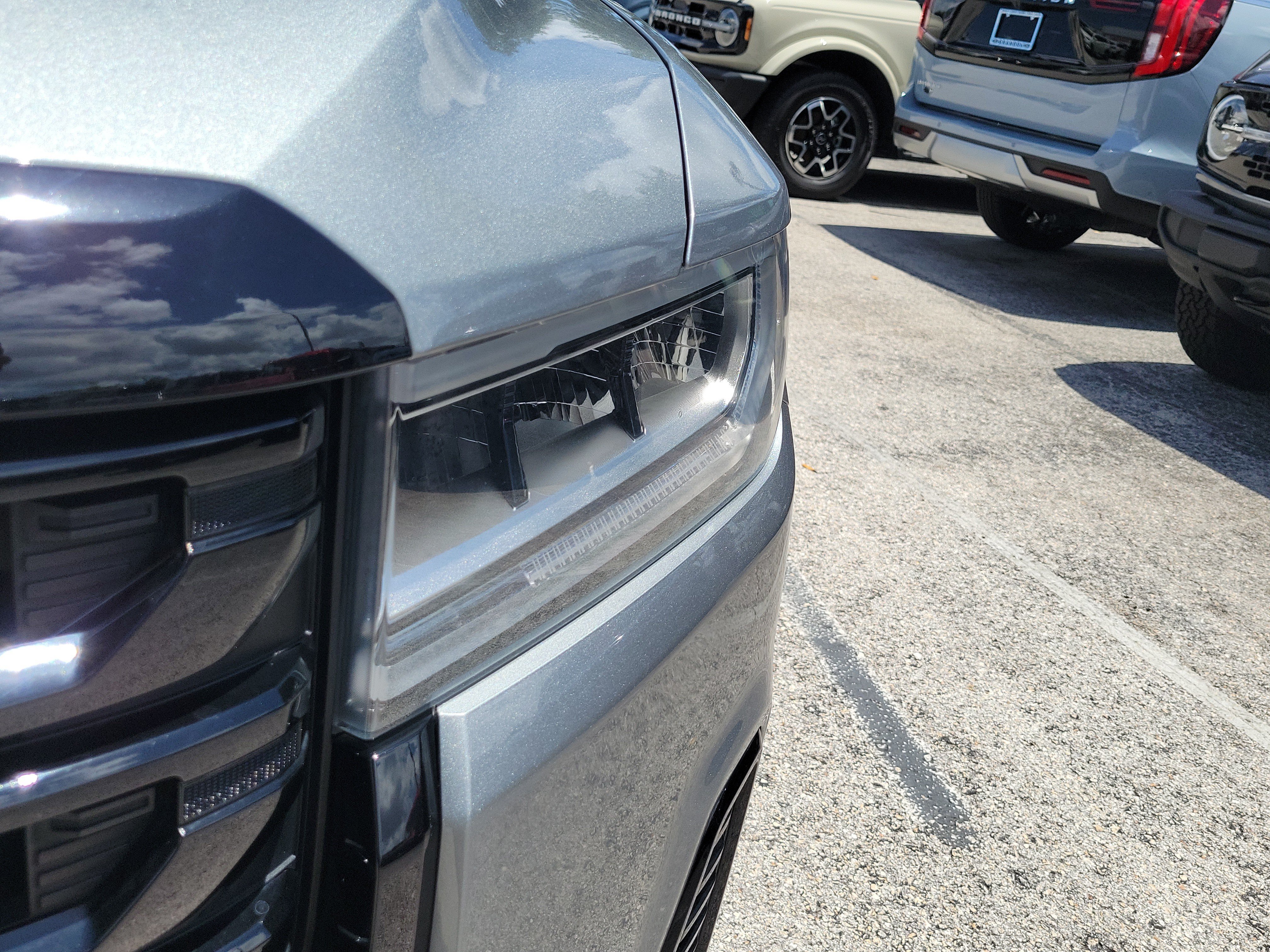 Used 2023 GMC Acadia SLT w/ Elevation Edition FWD image 3