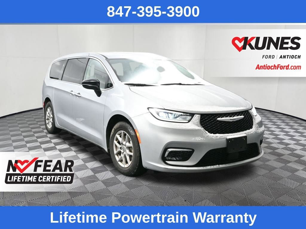 Used 2024 Chrysler Pacifica Touring-L image 22