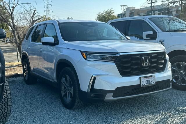 Used 2025 Honda Pilot EX-L image 2