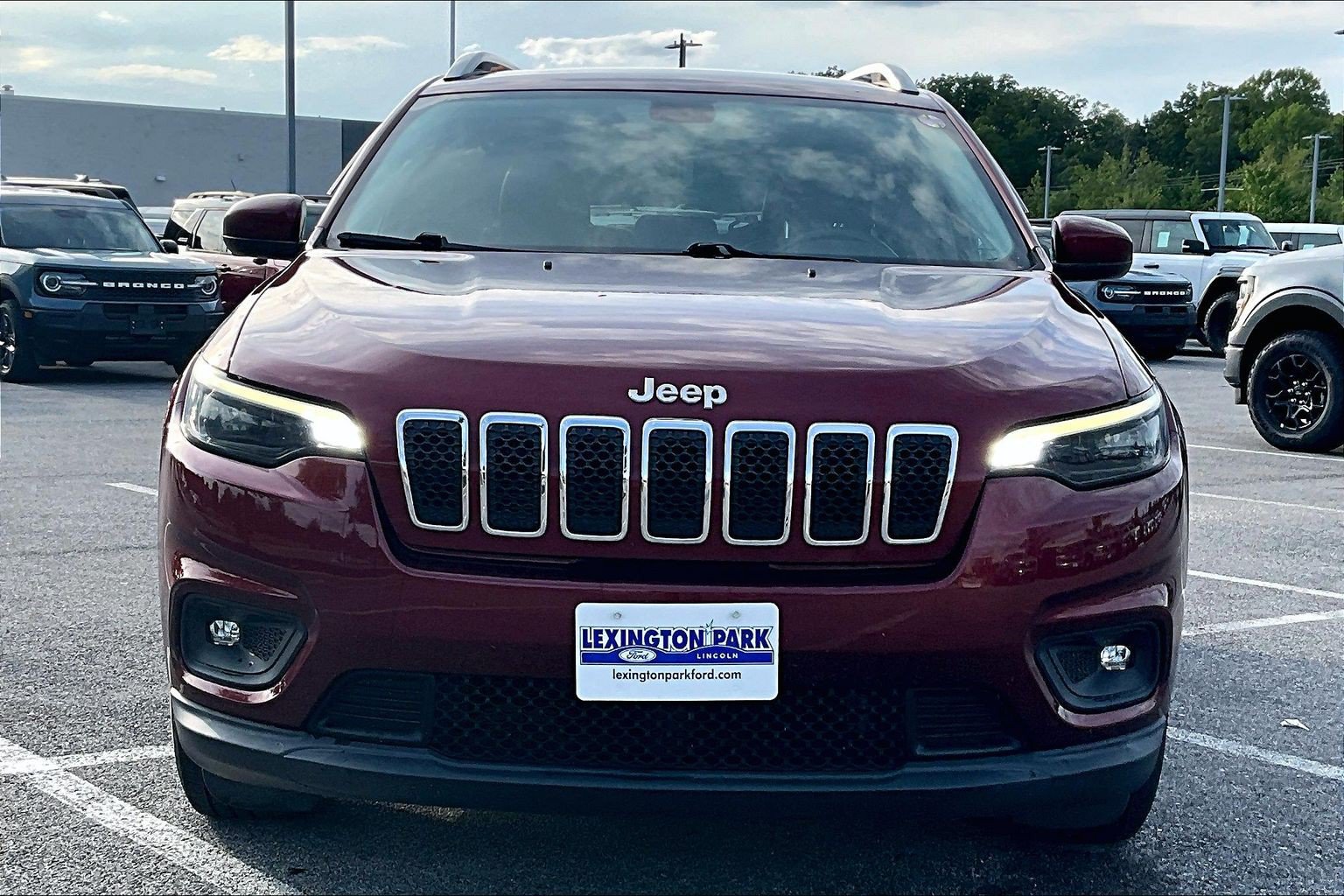 Used 2019 Jeep Cherokee Latitude Plus FWD image 2