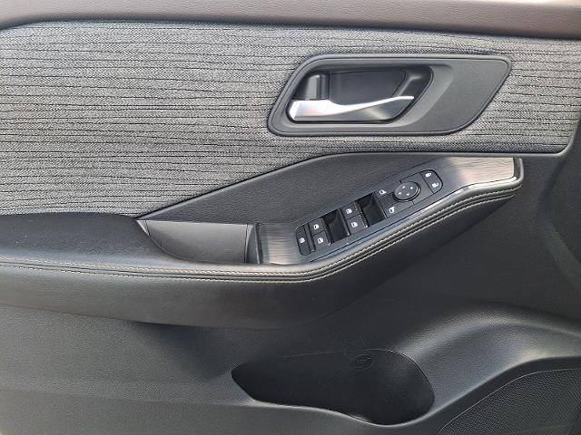 Used 2023 Nissan Rogue SV AWD/4WD image 12