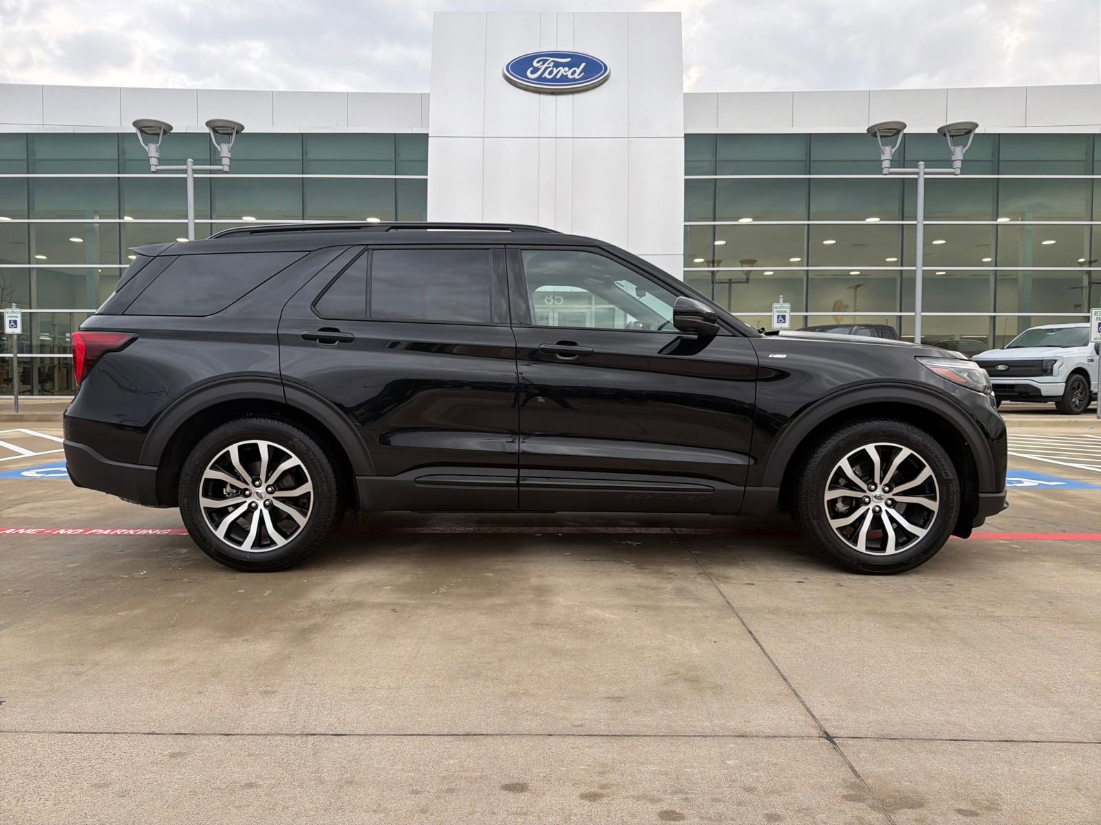 Certified 2025 Ford Explorer ST-Line image 11