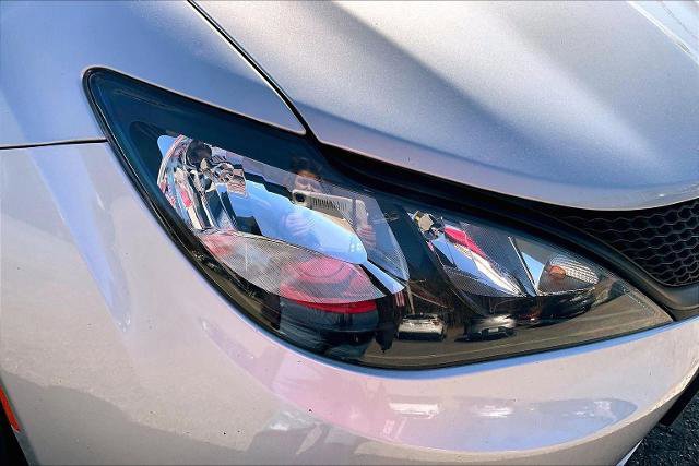 Used 2022 Chrysler Voyager LX image 32