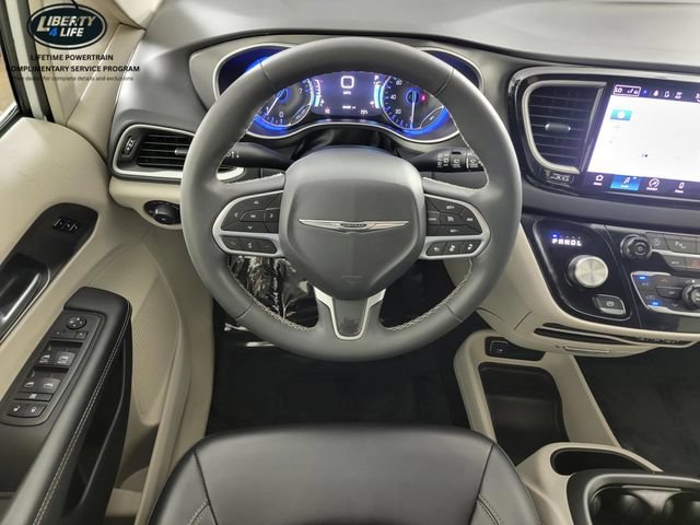 Used 2024 Chrysler Pacifica Touring-L FWD image 24