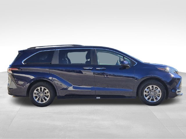 Used 2024 Toyota Sienna XLE AWD/4WD image 10