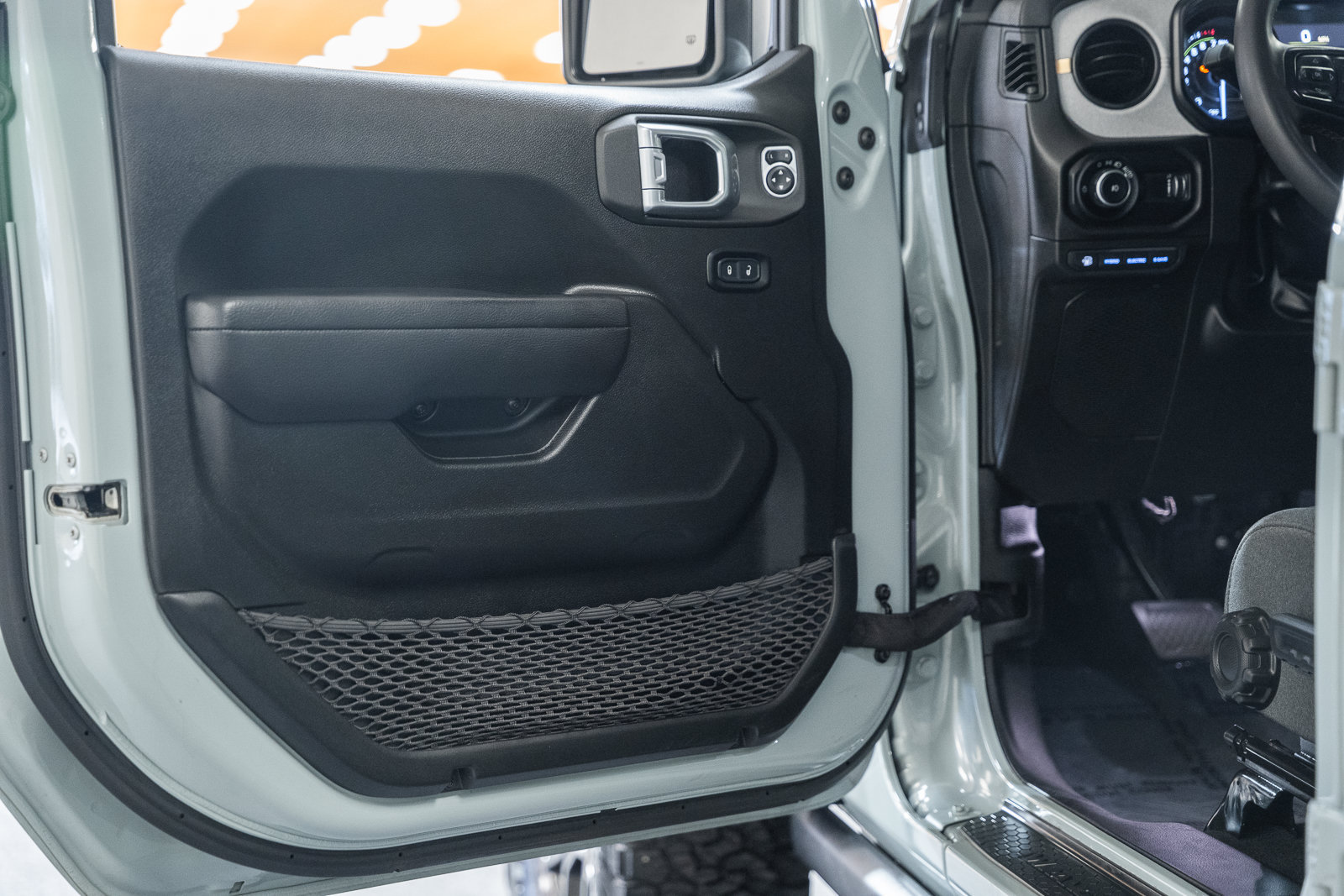 Used 2024 Jeep Wrangler Unlimited AWD/4WD image 44
