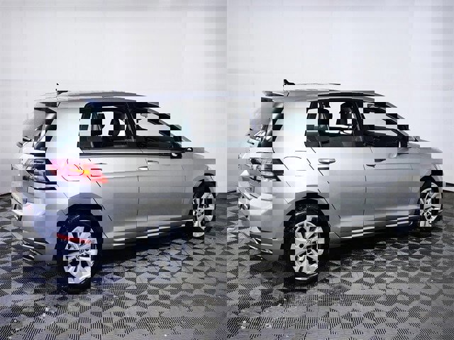 Used 2018 Volkswagen Golf SE image 5