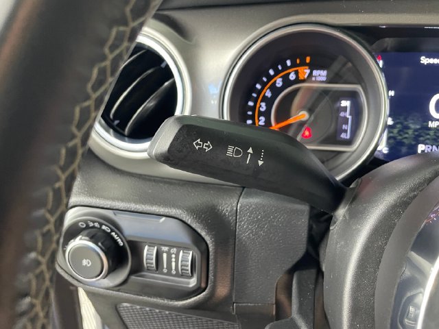 Used 2018 Jeep Wrangler Unlimited Sahara AWD/4WD image 15