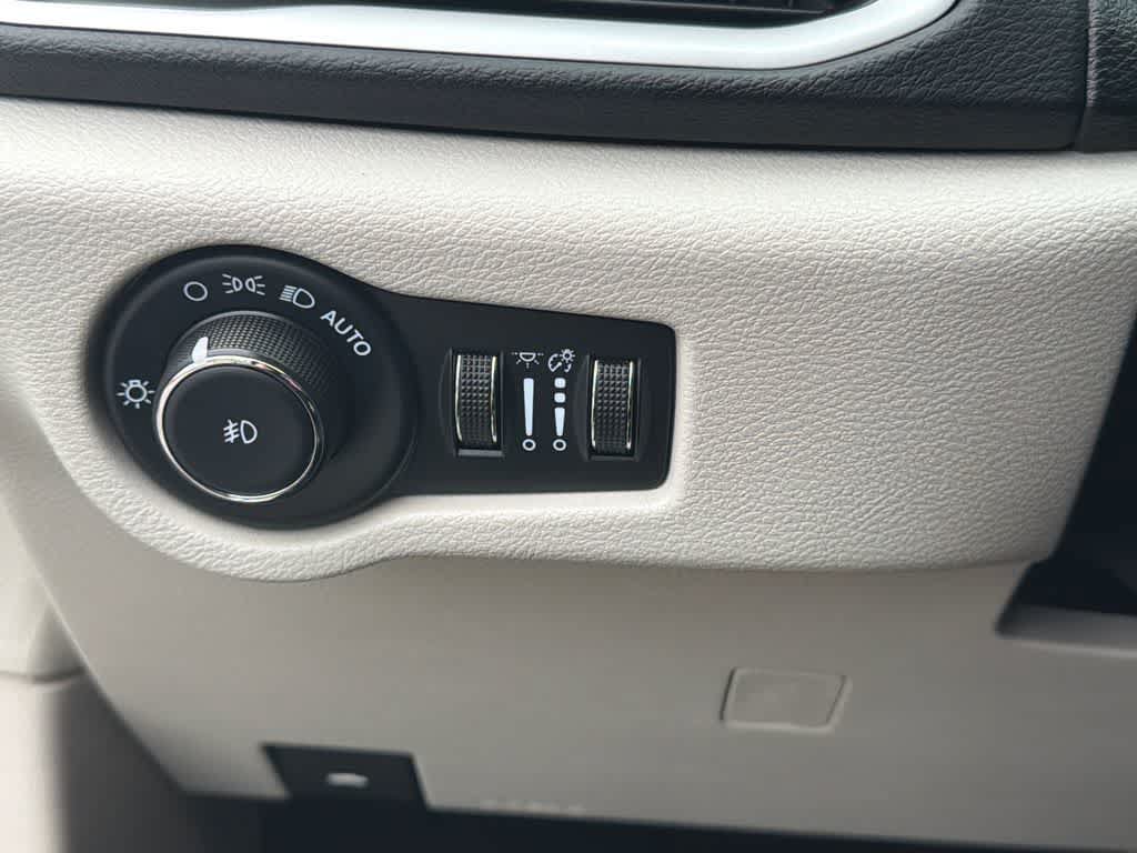Used 2024 Chrysler Pacifica Touring-L FWD image 31