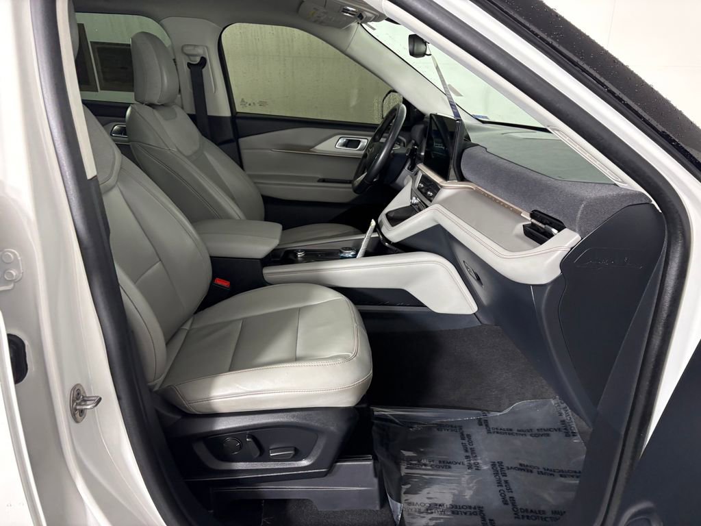 Certified 2025 Ford Explorer Active w/ Active Comfort Package AWD/4WD image 40