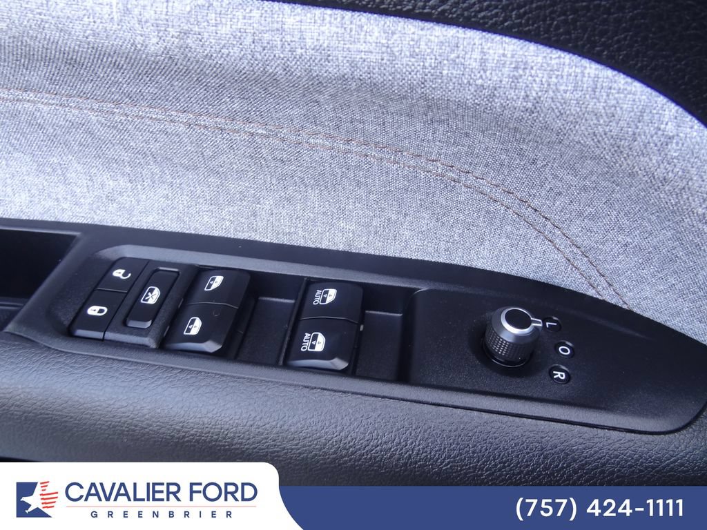 Used 2023 Jeep Compass Latitude w/ Sun and Sound Group AWD/4WD image 15