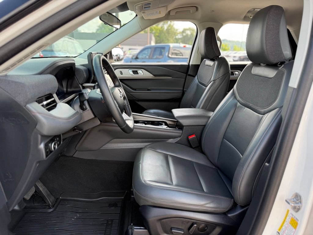 Certified 2025 Ford Explorer Active w/ Active Comfort Package AWD/4WD image 13