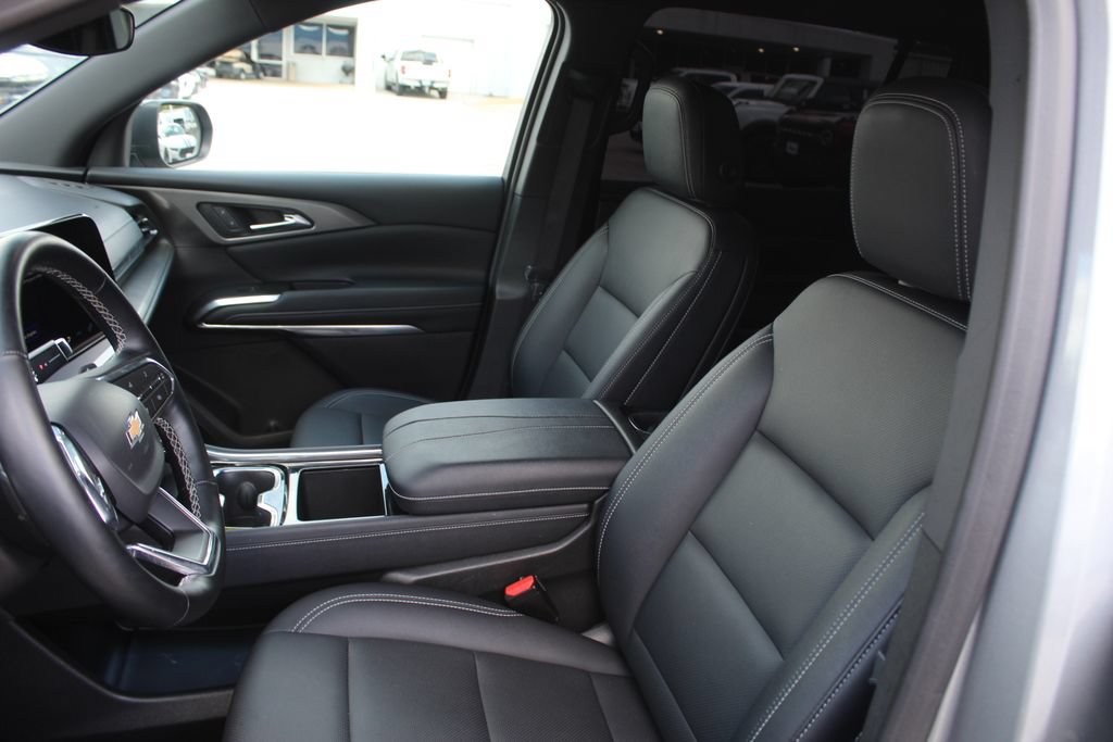 Used 2025 Chevrolet Traverse LT FWD image 14