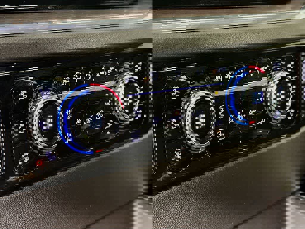 Used 2024 GMC Sierra 2500 SLT w/ SLT Premium Package image 21