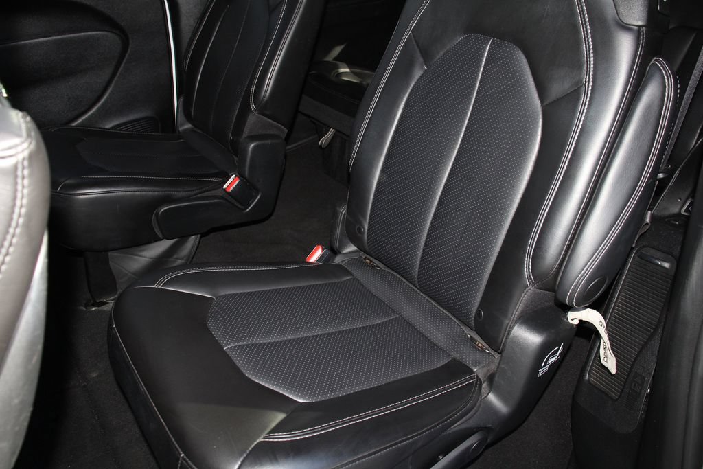 Used 2023 Chrysler Pacifica Touring-L w/ Uconnect Theater Family Group FWD image 21