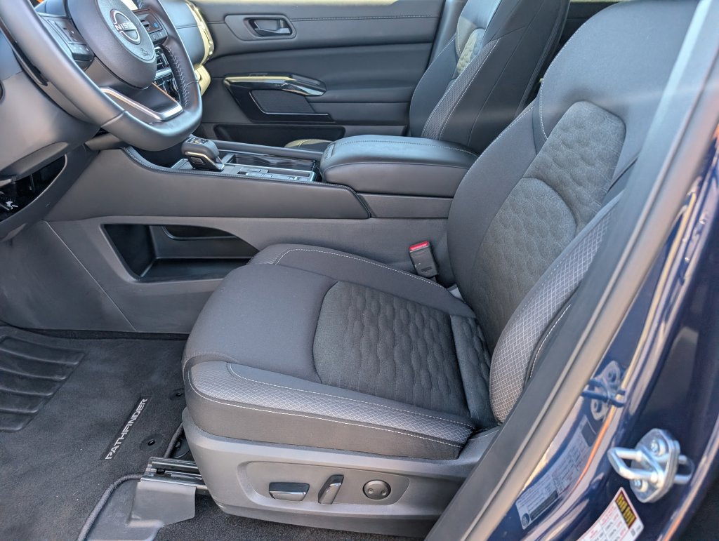 Used 2025 Nissan Pathfinder SV w/ SV Premium Package FWD image 12
