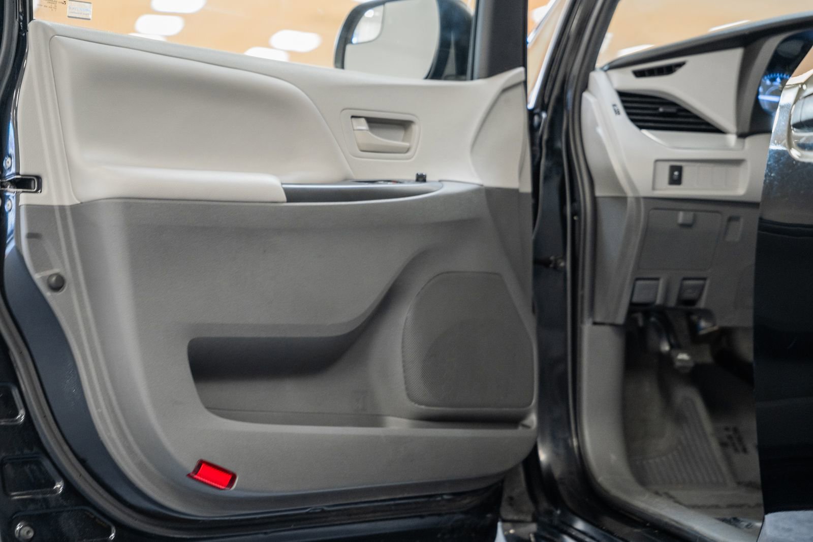 Used 2020 Toyota Sienna L image 33