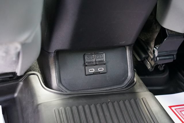 Used 2023 Toyota Highlander XLE AWD/4WD image 10