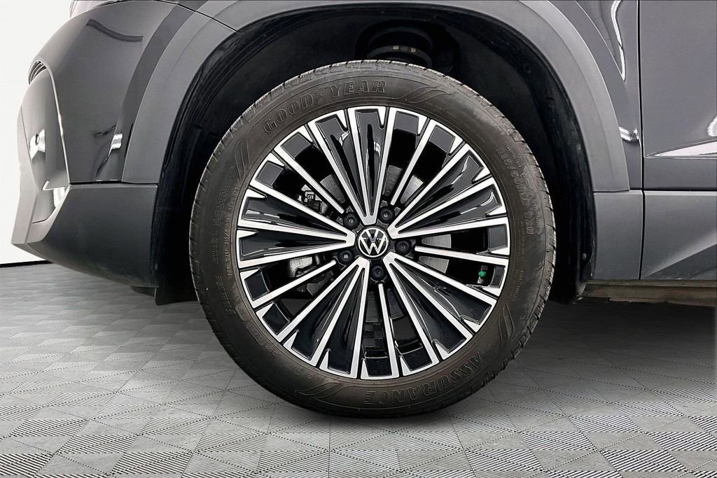 Used 2025 Volkswagen Taos SE image 11