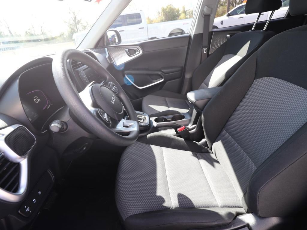 Used 2025 Kia Soul LX w/ LX Technology Package image 8