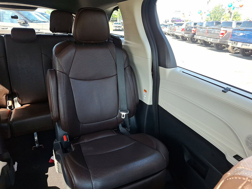 Used 2023 Toyota Sienna Platinum AWD/4WD image 14
