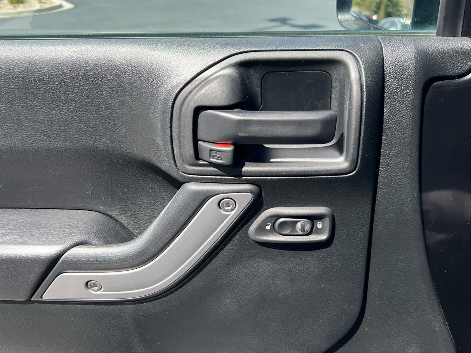 Used 2018 Jeep Wrangler Sahara w/ Connectivity Group AWD/4WD image 27