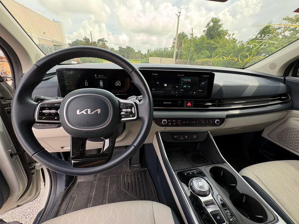 Used 2025 Kia Carnival EX FWD image 7