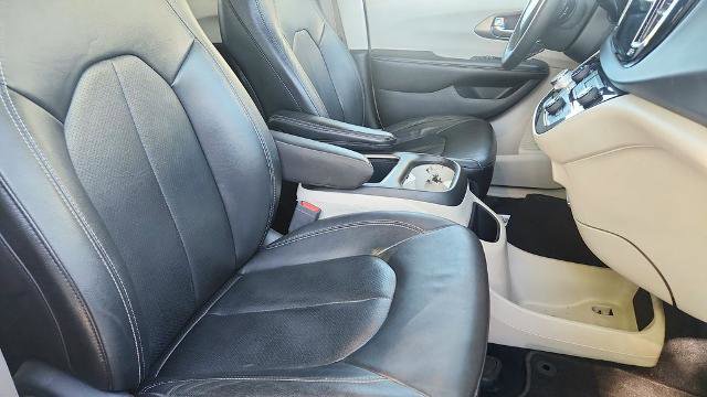 Used 2022 Chrysler Pacifica Touring-L image 34