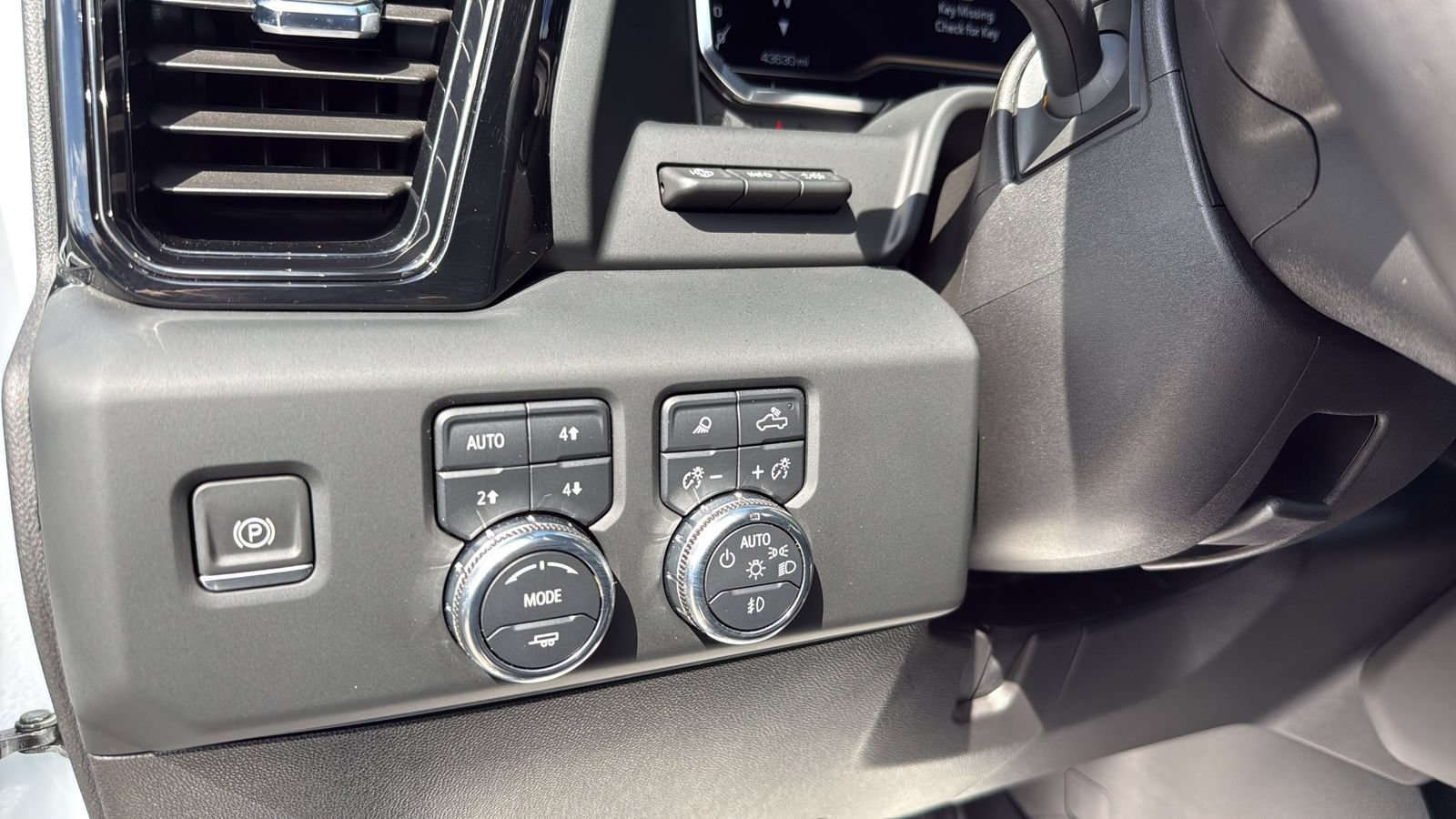 Used 2024 GMC Sierra 2500 AT4X AWD/4WD image 17