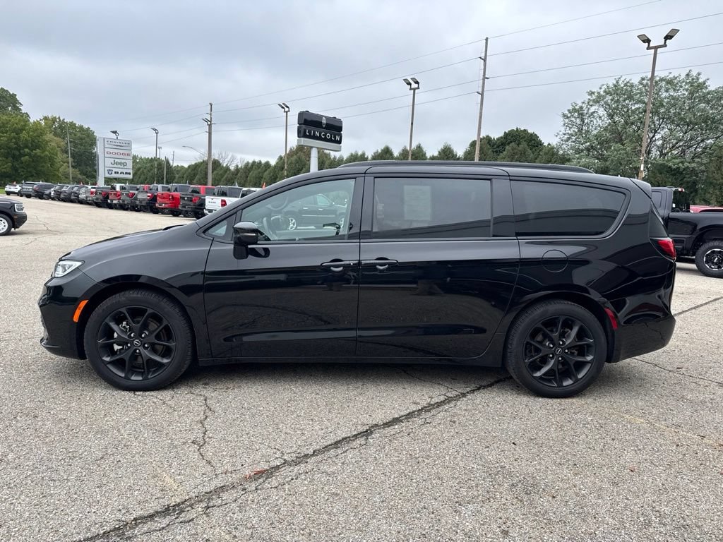 Used 2025 Chrysler Pacifica Limited FWD image 6
