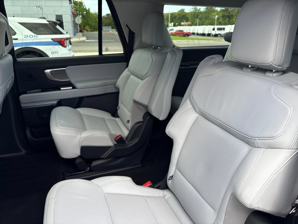 Certified 2025 Ford Expedition Max Platinum w/ Driver's Package AWD/4WD image 26